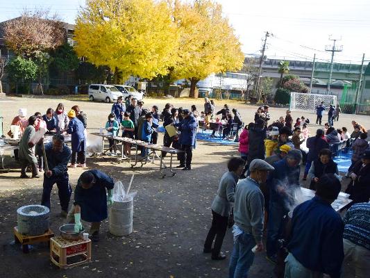 豊4餅つき（杜松ホームで餅をつく人々）