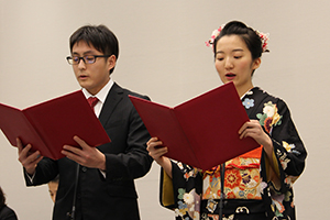 区民憲章を朗読する横山さんと山田さん