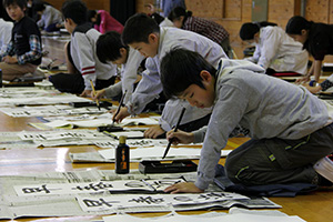 真剣な眼差しで書き初め