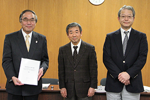 左から　計画素案を受け取る濱野区長、河津会長、吉田副会長