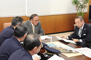 資料に目を落とす濱野区長