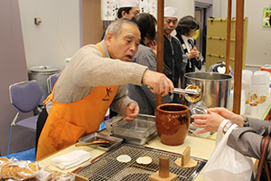 焼きたてのせんべいを販売