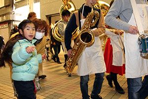 パレードに驚く子ども