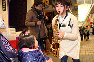 子どもの前でサックス演奏