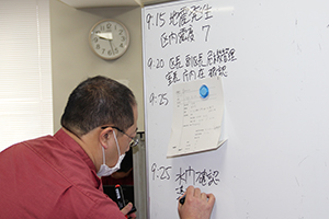 ホワイトボードに状況が書き込まれる