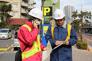 道路調査を行う職員