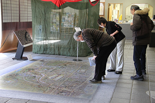 大正八年の大井町浜川の風景図のレプリカの前で