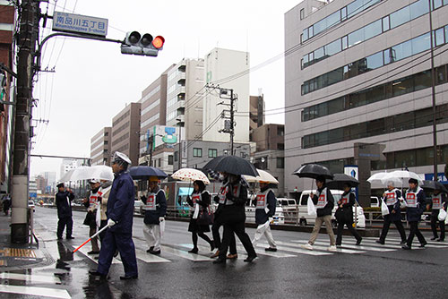 国道15号を横断する徒歩帰宅者役