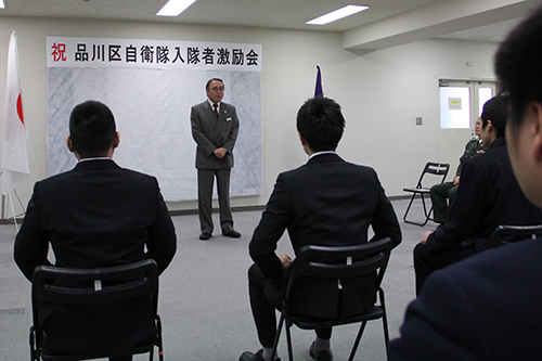 激励の言葉をかける濱野区長