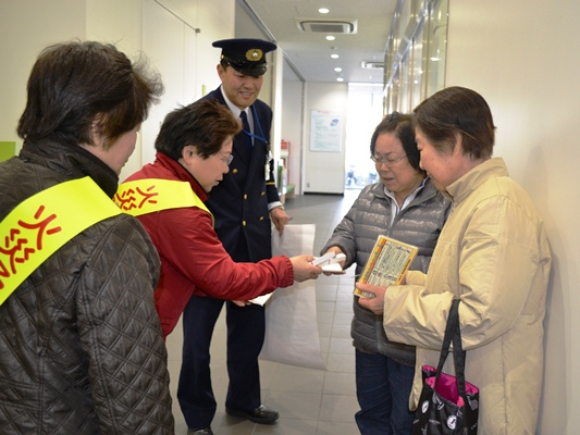 春の火災予防（啓発グッズを配る）