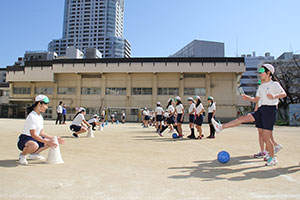 カラーコーンめがけてキック