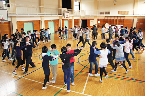 社交ダンスのレッスンの様子