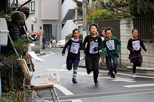 蛇行した路地を走る3・4年生