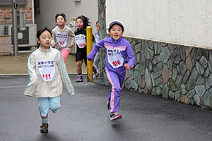 曲がり角を走る1・2年生女子