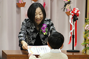 修了証書を手渡す大澤園長