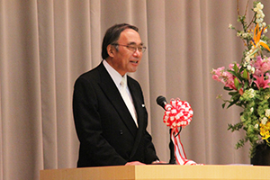 来賓を代表しあいさつする濱野区長