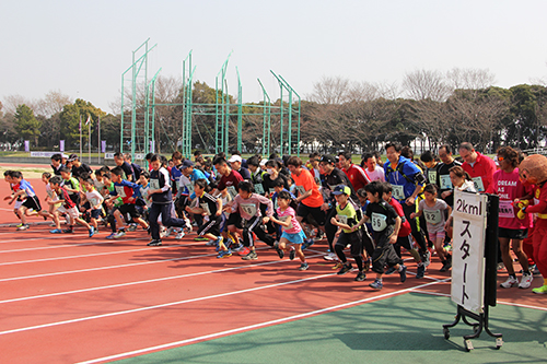 小学ファミリー1・2年生2キロ　一斉にスタート