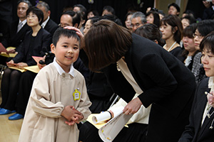 母親に報告する園児