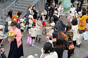 在園児に見守られて園を退場する修了児