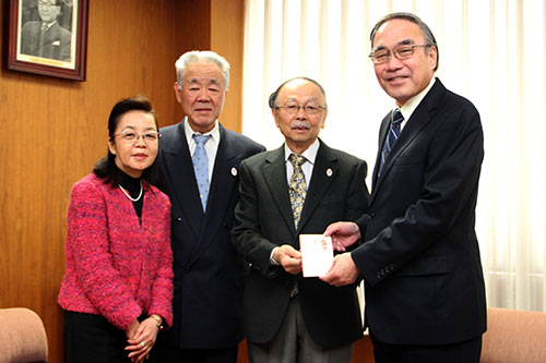 義援金を届けた土屋会長