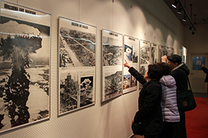 原爆の被害写真などのパネル展示コーナー