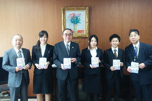 大東文化大学のゼミ生と濱野区長