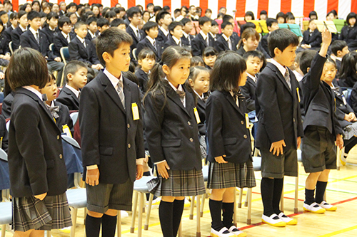 名前を読み上げられ元気よく返事する新1年生