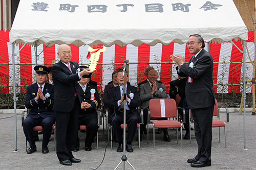 濱野区長から鍵の引渡しを受ける唐澤町会長