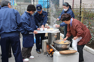 かまどベンチでの炊き出し