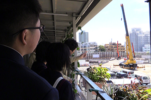 目黒駅前再開発エリアを視察する中学生