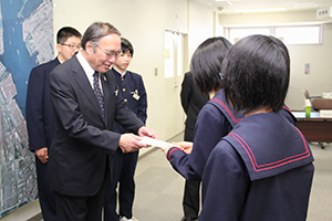 濱野区長に宮古市のリーフレットを手渡す中学生