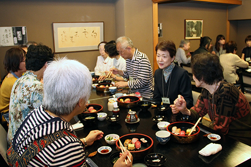 食事と会話を楽しむ参加者