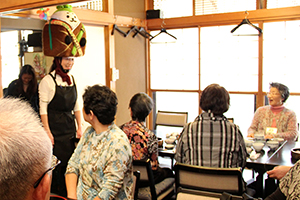 料理の説明をするお店の女性