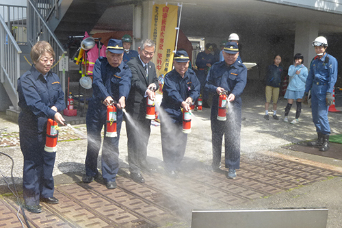 共催4町会長らによる初期消火器訓練