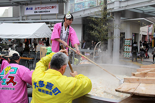 調理する笠原シェフとスタッフ