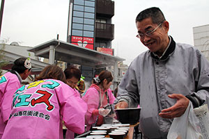 タケノコ汁を受け取る岸野さん