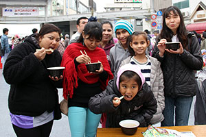 味わうネパール人の友人たち