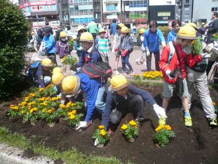 植え替えをするこどもたち