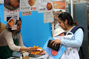 ペルー料理のブースで買い物をする女性