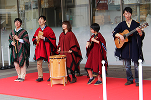 ペルー音楽を演奏する筑波大学の学生