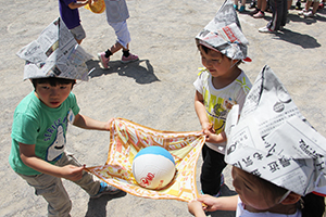 「ボール運び」に夢中の園児