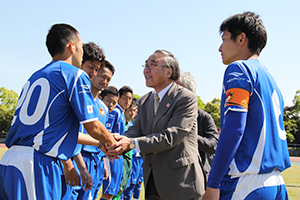 選手と握手する濱野区長