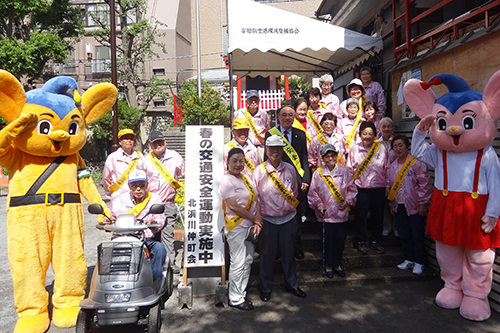 交通安全運動に取り組む北浜川仲町会の皆さん