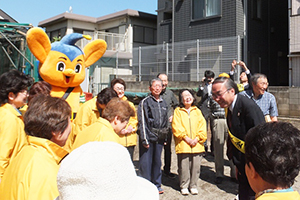 大井滝王子町会の皆さんを激励する濱野区長