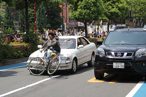 駐車車両を避けて事故