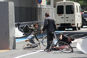 傘をさしながら運転して事故