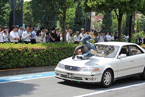 間近で交通事故の再現を見学