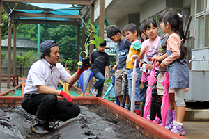 苗を子どもたちに見せる大塚さん