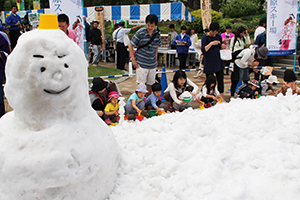 親子連れでにぎわう雪の遊び場