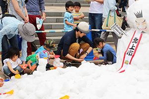 親子連れでにぎわう雪の遊び場